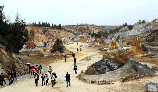 (130305) -- LULIANG, March 5, 2013 (Xinhua) -- Tourists visit the Shalin scenic area in Luliang County, southwest China\
