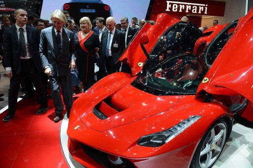 (130306) -- GENEVA, March 6, 2013 (Xinhua) -- Ferrari CEO Luca Cordero di Montezemolo (2nd L, front) introduces to media the LaFerrari car on the press day of the 83rd Geneva International Motor Show in Geneva, Switzerland, on March 6, 2013. (...
