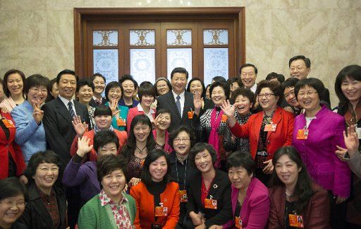 (130308) -- BEIJING, March 8, 2013 (Xinhua) -- Xi Jinping (C), general secretary of the Central Committee of the Communist Party of China (CPC), poses for a group photo with female deputies to the 12th National People\