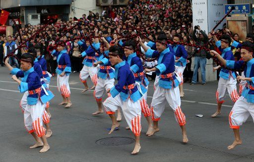 (130223) -- XIAMEN, Feb. 23, 2013 (Xinhua) -- Middle school students from Guangxi Zhuang Autonomous Region attend a public performance on Zhongshan Road in Xiamen, southeast China\