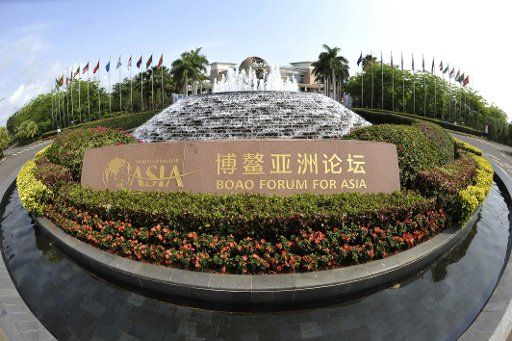 (130402) -- QIONGHAI, April 2, 2013 (Xinhua) -- Photo taken on April 2, 2013 shows the fountain plaza of Boao Forum for Asia (BFA) Annual Conference 2013 in Boao, south China\