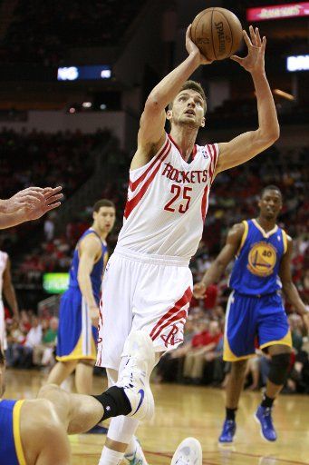 (130318) -- HOUSTON, March 18, 2013 (Xinhua) -- Chandler Parsons (R) of Houston Rockets goes to the basket during the NBA game against Golden State Warriors in Houston, the United States, on March 17, 2013. (Xinhua\/Song Qiong) (lm)