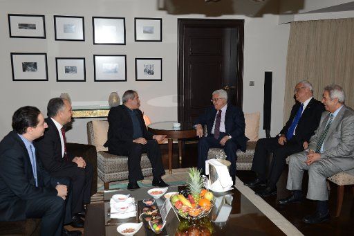 (130421) -- ISTANBUL, April 21, 2013 (Xinhua) -- Palestinian President Mahmoud Abbas (3rd R) meets with Jordanian Foreign Minister Nasser Judeh (3rd L) in Istanbul, Turkey, April 21, 2013. (Xinhua\/Pool)(zhf)