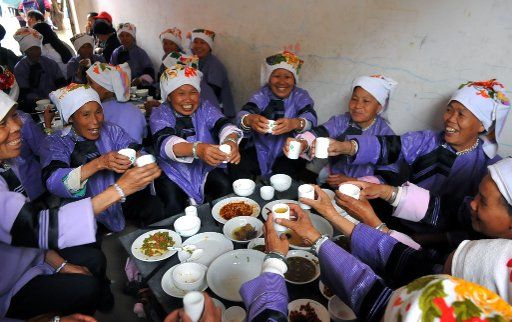 (130502) -- GUANGNAN, May 2, 2013 (Xinhua) -- Women of Zhuang ethnic group enjoy their meal during the traditional "Huajie Festival" of Zhuang ethnic group, in Guangnan County, southwest China\
