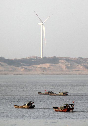 (130407) -- DUCHANG, April 7, 2013 (Xinhua) -- Fishing boats illegally fish spiral shells on the Poyang Lake in Duchang County, April 7, 2013. A good many illegal fishing boats are spotted in several waters of the Poyang Lake recently, although the ...