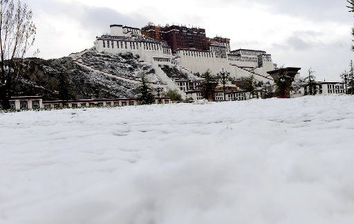 (130417) -- LHASA, April 17, 2013 (Xinhua) -- Photo taken on April 17, 2013 shows the snow-covered Potala Palace in Lhasa, capital of southwest China\