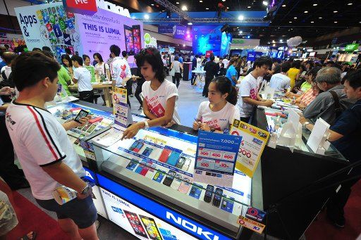 (130523) -- BANGKOK, May 23, 2013 (Xinhua) -- People visit the Thailand Mobile Expo 2013 in Bangkok, capital of Thailand, on May 23, 2013. The show is held at Bangkok International Trade & Exhibition Centre from May 23 to 26. (Xinhua\/Rachen ...