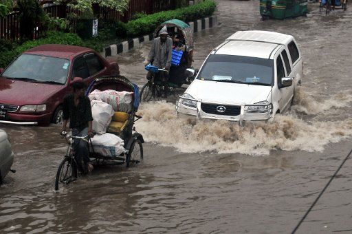 (130523) -- DHAKA, May 23, 2013 (Xinhua) -- Vehicles are seen in water at Motijheel area in Dhaka, Bangladesh, May 23, 2013. Heavy showers hit different parts of the capital city on Thursday morning. (Xinhua\/Shariful Islam) (djj)