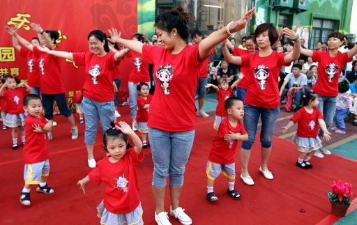 (130530) -- YUNCHENG, May 30, 2013 (Xinhua) -- Children dance with their parents at the Dongfang Kindergarten in a celebration for the forthcoming International Children\