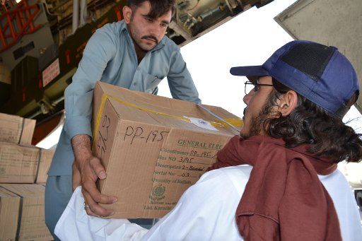 (130504) -- MULTAN, May 4, 2013 (Xinhua) -- Pakistani workers unload boxes of electoral materials for the forthcoming parliamentary elections in central Pakistan\