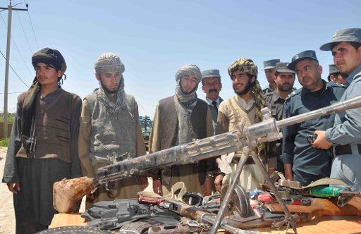 (130505) -- SARPOL, May 5, 2013 (Xinhua) -- Taliban militants stand handcuffed after being captured with their ammunitions by Afghan policemen during an operation in Sarpol province in northern Afghanistan on May 5, 2013. Afghan policemen captured ...