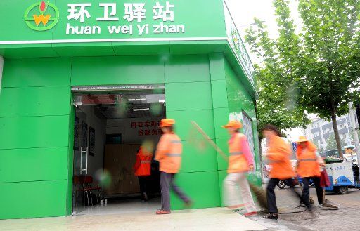 (130507) -- HEFEI, May 7, 2013 (Xinhua) -- Cleaners walk into a renting stage set up for them in Hefei, capital of east China\