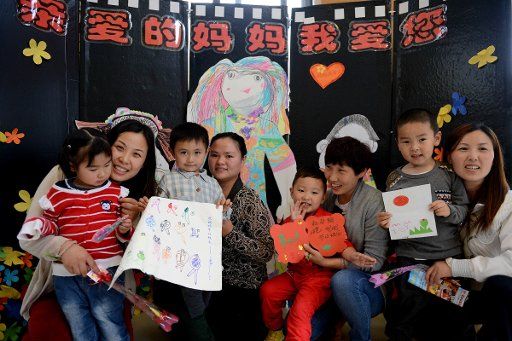 (130509) -- HEFEI, May 9, 2013 (Xinhua) -- Children present gifts they made for their mothers to celebrate the coming Mother\