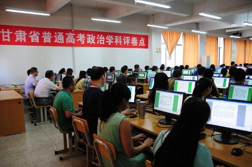 (130613) -- LANZHOU, June 13, 2013 (Xinhua) -- College entrance exam paper marking staff work at a paper marking room for the politics subject in the Northwest Normal University in Lanzhou, capital of northwest China\