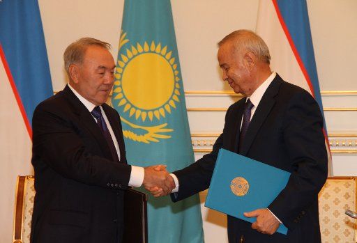 (130614) -- TASHKENT, June 14, 2013 (Xinhua) -- Uzbek President Islam Karimov (R) shakes hands with visiting Kazakh President Nursultan Nazarbayev at a press conference in Tashkent, Uzbekistan, June 14, 2013. Uzbekistan and Kazakhstan established ...