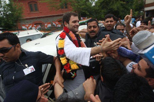 (130615) -- SRINAGAR, June 15, 2013 (Xinhua) -- Indian Congress party Vice-President Rahul Gandhi (C) shakes hand with party workers in Srinagar, the summer capital of Indian-controlled Kashmir, June 15, 2013. Rahul Gandhi on Saturday arrived in ...