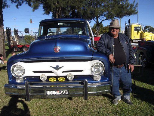 (130616) -- SEDNEY, June 16, 2013 (Xinhua) -- An old truck owner poses with his truck for photos during the 3rd old truck exhibition in Sydney, Australia, June 16, 2013. About 100 old trucks from all over Australia take part in this exhibition.(...