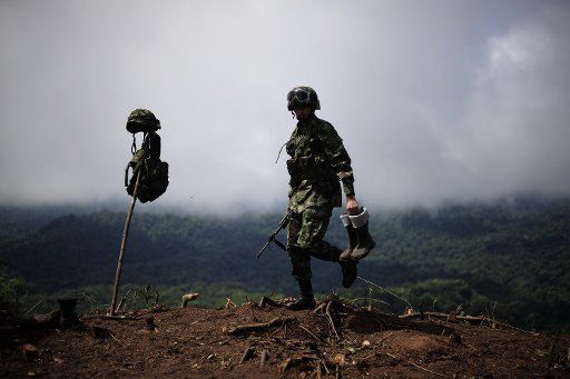 (130619) -- DARIEN, June 19, 2013 (Xinhua) -- A soldier attends a raid at an illegal coca plantation, in Darien, Panama, on June 18, 2013. Panama National Border Police in conjunction with the Colombian army, found two hectares of illegal coca ...