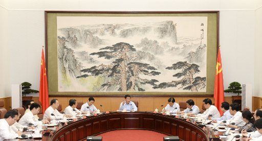 (130620) -- BEIJING, June 20, 2013 (Xinhua) -- Chinese President Xi Jinping (C) speaks during a group talk with the new leadership of the Central Committee of the Communist Youth League of China (CYLC) in Beijing, capital of China, June 20, 2013. (...