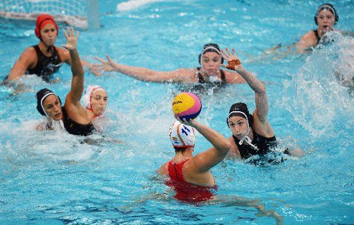 (130603) -- BEIJING, June 3, 2013 (Xinhua) -- M. Carmen Garcia (Below) of Spain tries to pass the ball during the group match against Canada at the 2013 FINA Women\