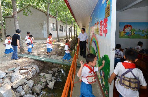 (130605) -- WEISHAN, June 5, 2013 (Xinhua) -- Pupils board Weixi Primary School, an aquatic school sitted on a boat by the Weishan Lake, at Gaolou Township of Weishan County, east China\
