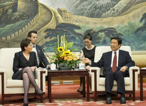 (130605) -- BEIJING, June 5, 2013 (Xinhua) -- Chinese Vice President Li Yuanchao (R) meets with Polish House of Representatives Speaker Ewa Kopacz in Beijing, capital of China, June 5, 2013. (Xinhua\/Huang Jingwen) (hdt)