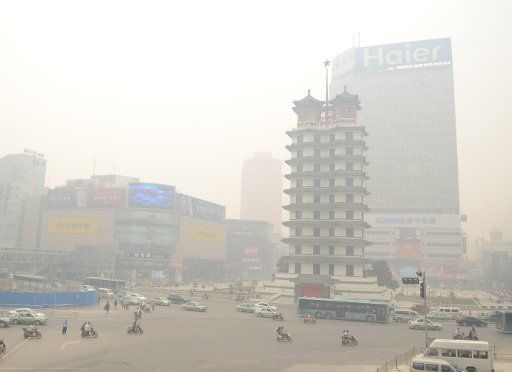 (130606) -- ZHENGZHOU, June 6, 2013 (Xinhua) -- Buildings are shrouded by thick haze in Zhengzhou, capital of central China\