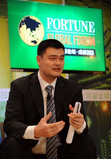 (130608) -- CHENGDU, June 8, 2013 (Xinhua) -- Yao Ming takes part in the discussion "Global Perspective and Viewpoints: Opening Hearts and Wallets" during the ongoing 2013 Fortune Global Forum in Chengdu, capital of southwest China\