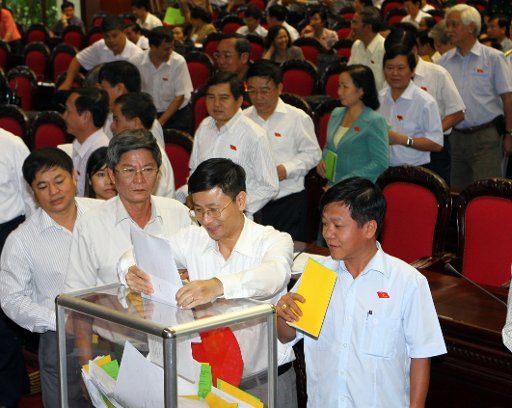(130610) -- HANOI, June 10, 2013 (Xinhua) -- Vietnamese legislators cast votes of confidence for the first time on personnel during the National Assembly (NA) in Hanoi, Vietnam, June 10, 2013. The result of vote will come out Tuesday. (Xinhua\/VNA)