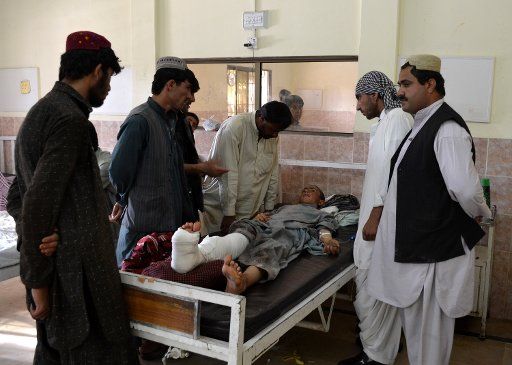 (130705) -- QUETTA, July 5, 2013 (Xinhua) -- An injured boy receives medical treatment at a hospital in southwest Pakistan\