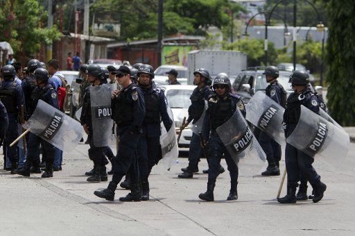 (130710) -- TEGUCIGALPA, July 10, 2013 (Xinhua) -- Police stand guard during a students\