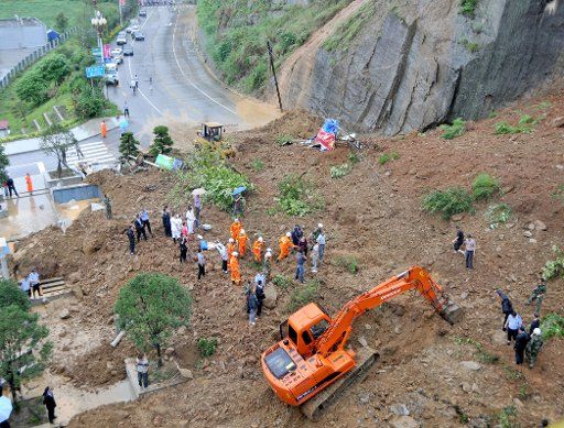 (130710) -- MIANYANG, July 10, 2013 (Xinhua) -- Rescuers work at the mudflow site in Pingwu County of Mianyang City, southwest China\