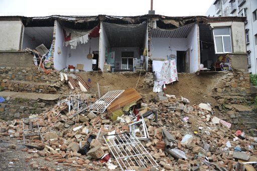 (130713) -- YANTAI, July 13, 2013 (Xinhua) -- A building is seen collapsed after heavy rains in Yantai, east China\