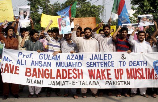 (130718) -- LAHORE, July 18, 2013 (Xinhua) -- Pakistani activists of Islami Jamiat-e-Tulaba (IJT), a student wing of political party Jamaat-e-Islami (JI), shout slogans against the sentence of Bangladeshi JI leader Ghulam Azam during a protest in ...