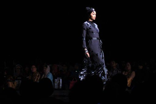 (130626) -- JAKARTA, June 26, 2013 (Xinhua) -- A model displays a creation by Adjie Notonegoro during Jakarta Islamic Fashion Week in Jakarta, Indonesia, June 26, 2013. Jakarta Islamic Fashion Week kicked off on Wednesday. (Xinhua\/Veri Sanovri) (jl)