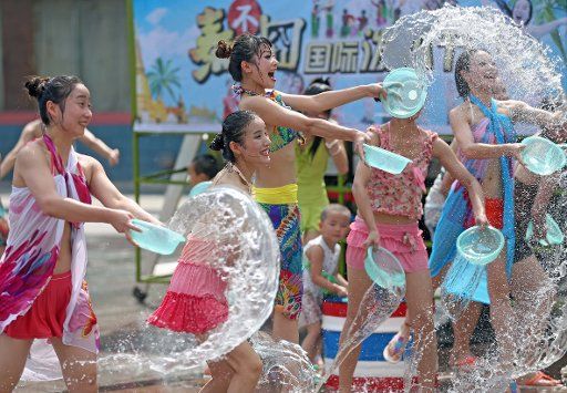 (130629) -- CHANGSHA, June 29, 2013 (Xinhua) -- People attend a water-splashing festival during the summer at the Colorful World in Changsha, capital of central China\