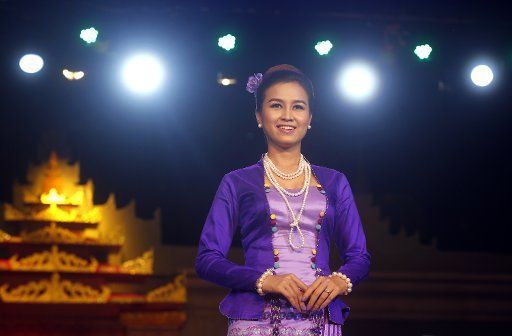 (130630) -- YANGON, June 30, 2013 (Xinhua) -- A model presents traditional costumes during the Myanmar women\