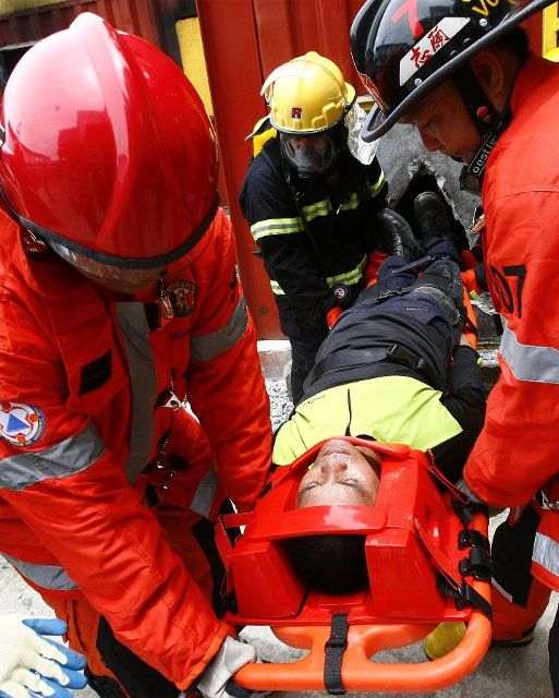(130730) -- PASIG CITY, July 30, 2013 (Xinhua) -- Rescue officers retrieves a mock victim during a collapsed structure rescue scenario of the Regional Mutual Aid Response Exercise in Pasig City, the Philippines, July 30, 2013. (Xinhua\/Rouelle Umali) ...
