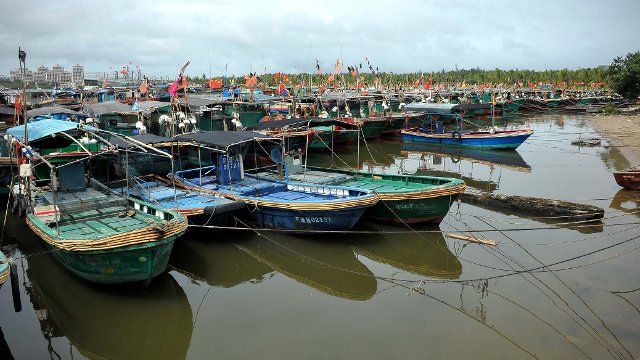 (130802) -- QIONGHAI, Aug. 2, 2013 (Xinhua) -- Fishing boats berth at a harbor to take shelter from the strong tropical storm Jebi in Qionghai City, south China\