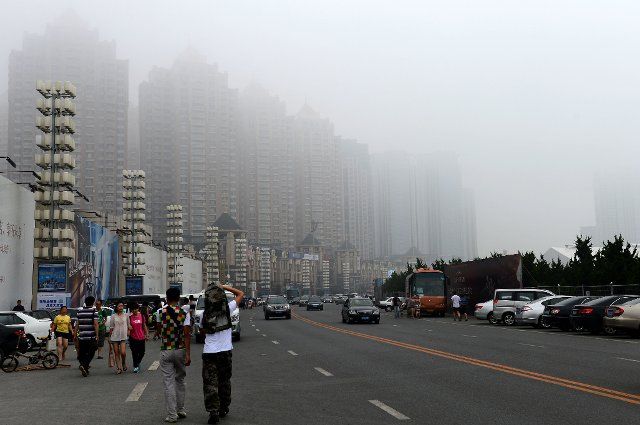 (130802) -- DALIAN, Aug. 2, 2013 (Xinhua) -- Buildings are shrouded in fog near Xinghai Square in Dalian, northeast China\