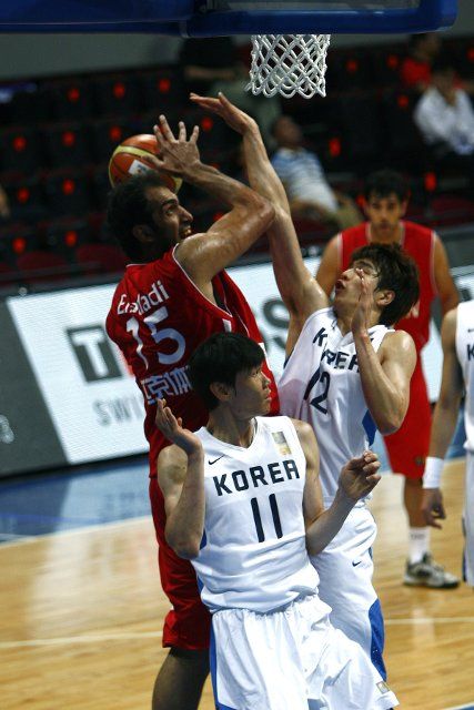 (130802) -- PASAY CITY, Aug. 2, 2013 (Xinhua) -- Hamed Hadadi (top) of Iran shoots against players of South Korea during the preliminary round match of the 27th FIBA Asia Championship in Pasay City, the Philippines, Aug. 2, 2013. Iran won 76-65. (...