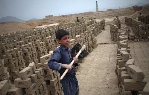 (130803) -- KABUL, Aug. 3, 2013 (Xinhua) -- An Afghan child laborer works at a brick factory in Kabul, Afghanistan on August 3, 2013. The child labor still remains rampant in brick making industry in the war-hit country. (Xinhua\/Ahmad Massoud) (srb)