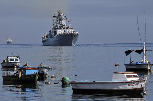 (130803) -- HAVANA, Aug. 3, 2013 (Xinhua) -- A warship of the Russian Federation Navy arrives to Havana, capital of Cuba, on Aug. 3, 2013. A fleet of three ships from the Russian Federation arrived to Cuba on Saturday to make a peace and fraternity ...