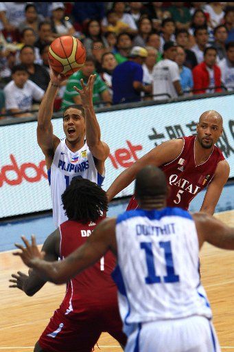 (130807) -- PASAY CITY, Aug. 7, 2013 (Xinhua) -- Gabe Norwood (L Rear) of the Philippines shoots the ball against Qatar during the second round match of the 27th FIBA Asia Championship in Pasay City, the Philippines, Aug. 6, 2013. The Philippines ...