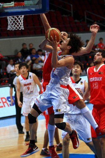(130807) -- PASAY CITY, Aug. 7, 2013 (Xinhua) -- Ryota Sakurai (Front) of Japan is fouled by Mohammad Hadrab of Jordan during the second round match at the 27th FIBA Asia Championship in Pasay City, the Philippines, Aug. 7, 2013. Jordan won 65-56. (...