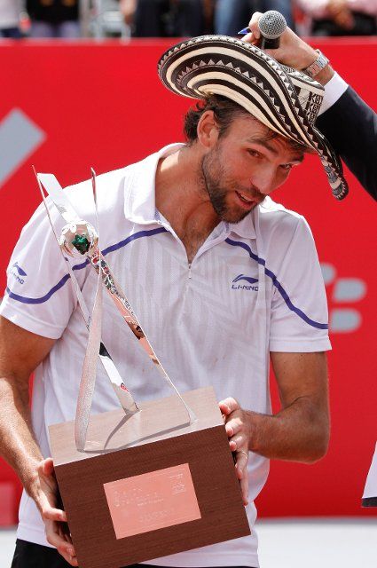(130722) -- BOGOTA, July 22, 2013 (Xinhua) -- Ivo Karlovic of Croatia receives the championship trophy after winning the final match of the Colombia\