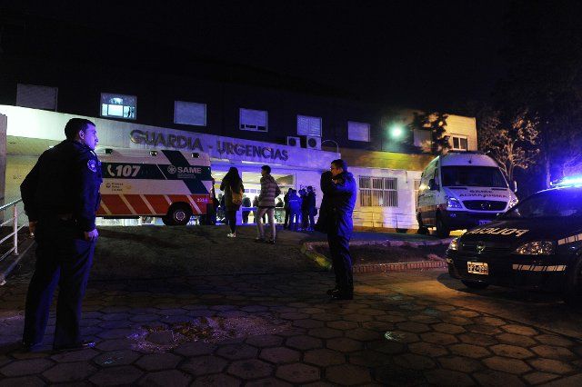 (130722) -- BUENOS AIRES, July 22, 2013 (Xinhua) -- Security men stay at Santojanni Hospital, where four injured Boca Juniors\