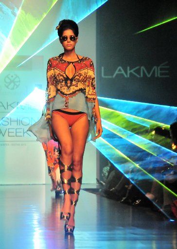 (130825) -- MUMBAI, Aug. 25, 2013 (Xinhua) -- A model presents a creation by designer Pria Kataria Puri during the Lakme fashion week 2013 in Mumbai, India, Aug. 25, 2013. (Xinhua\/Wang Ping)