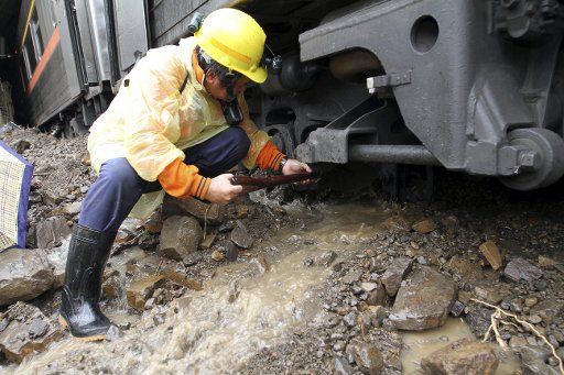 (130831) -- PINGTUNG, Aug. 31, 2013 (Xinhua) -- A railway staff member works at the train accident site in Pingtung, southeast China\