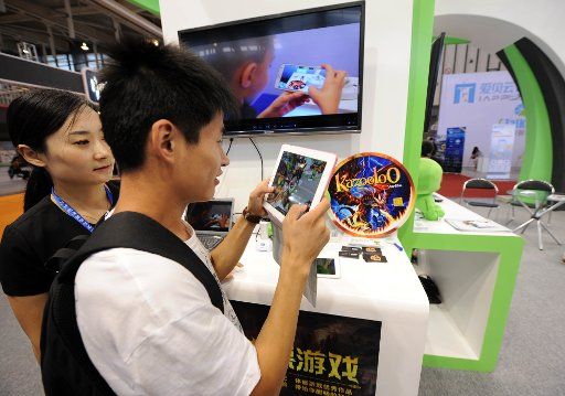 (130905) -- NANJING, Sept. 5, 2013 (Xinhua) -- A visitor experiences a motion sensing game at the 9th China (Nanjing) International Software Product & Information Service Expo in Nanjing, capital of east China\